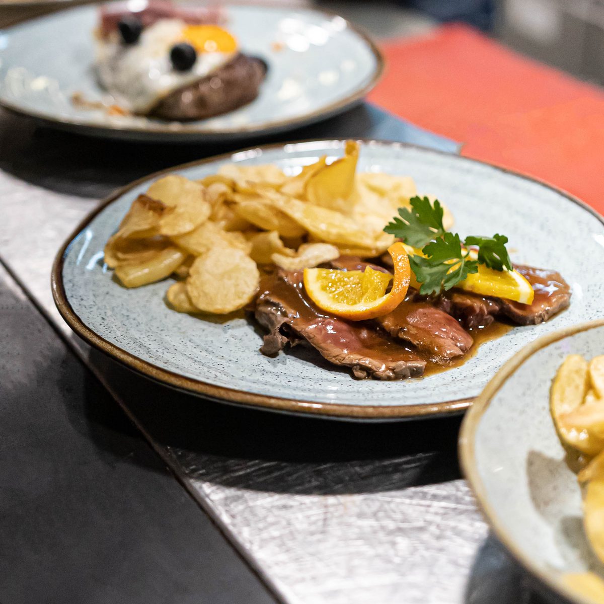 Rosbife à inglesa with round-cut chips and orange slice, Porto